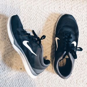 Nike foam tennis shoes